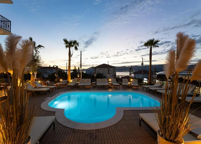 Hotel Vagabundo - Newly Renovated, 100M From Beach, Pool & Breakfast