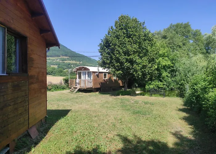 Roulotte Tout Confort Au Pied Des Montagnes